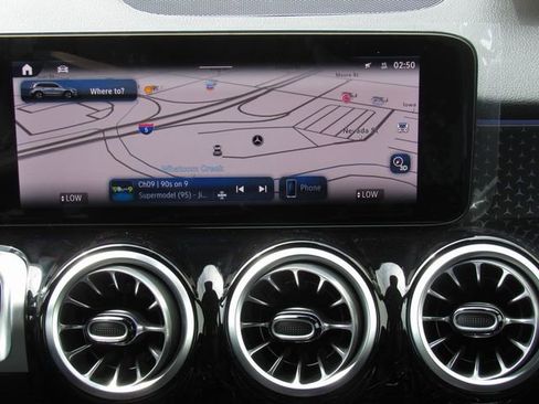 Used 2025 Mercedes-Benz GLB 250 4MATIC image 31
