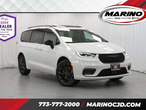 New 2026 Chrysler Pacifica Limited w/ S Appearance Package image 1