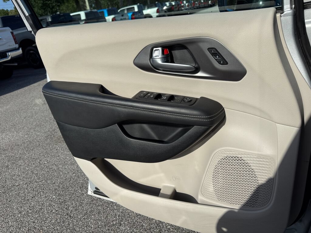 Used 2024 Chrysler Pacifica Touring-L FWD image 21
