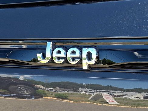 Used 2023 Jeep Grand Cherokee Limited w/ Luxury Tech Group II AWD/4WD image 34