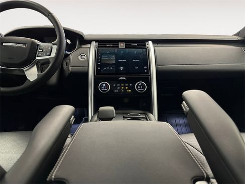 Used 2024 Land Rover Discovery Dynamic SE image 11