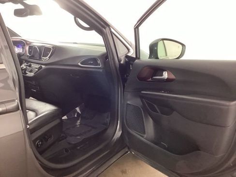 Used 2019 Chrysler Pacifica Touring-L FWD image 22