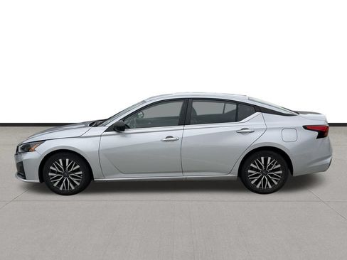 Used 2024 Nissan Altima 2.5 SV FWD image 8