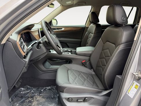 Used 2025 Volkswagen Atlas SE image 14