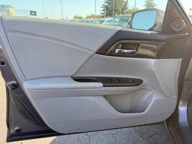 Used 2017 Honda Accord EX image 8