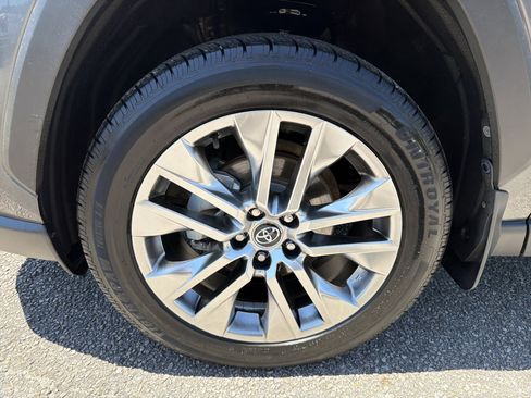 Used 2020 Toyota RAV4 XLE Premium FWD image 7