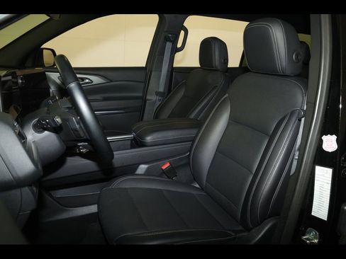 Used 2025 Chevrolet Traverse LT image 28