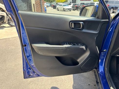 Used 2022 Hyundai Venue Limited FWD image 17