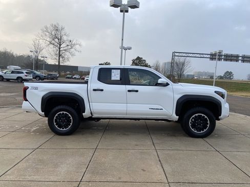 Used 2025 Toyota Tacoma SR5 image 12