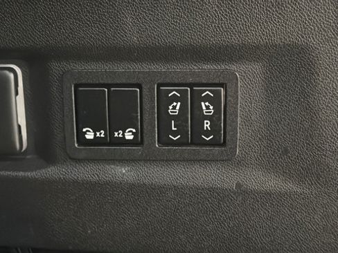 Used 2022 Chevrolet Tahoe Z71 w/ Luxury Package AWD/4WD image 32