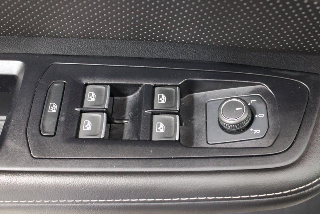 Used 2025 Volkswagen Atlas SE AWD/4WD image 17