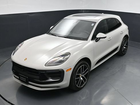 Certified 2025 Porsche Macan AWD/4WD image 16