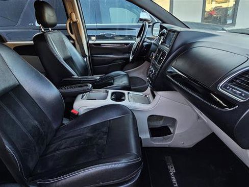 Used 2017 Dodge Grand Caravan SXT image 16