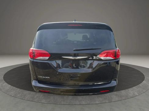 Used 2022 Chrysler Voyager LX FWD image 6