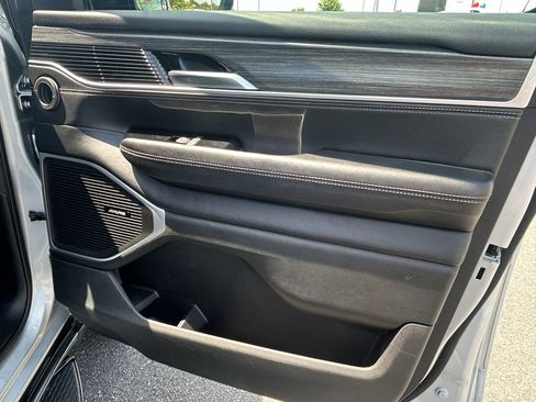 Used 2024 Jeep Wagoneer L Series II image 25