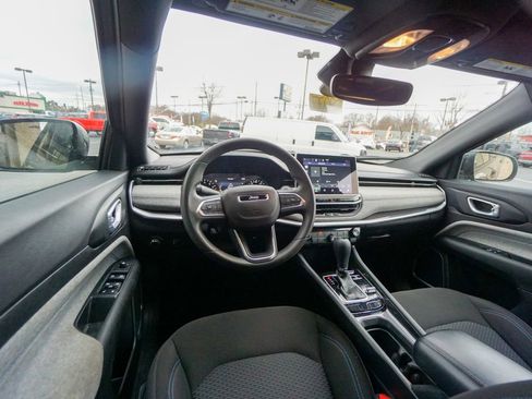 Used 2023 Jeep Compass Sport image 13