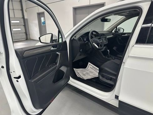Certified 2022 Volkswagen Tiguan SE w/ Panoramic Sunroof Package image 3