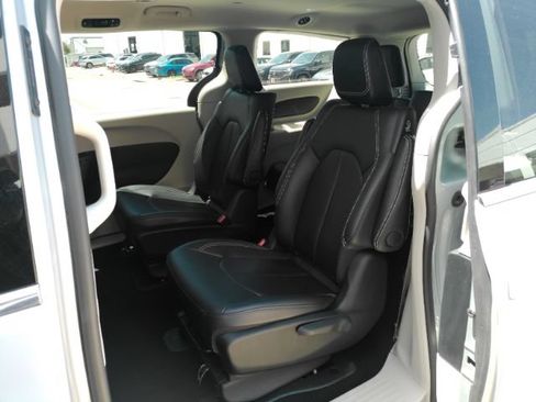 Used 2024 Chrysler Pacifica Limited FWD image 19