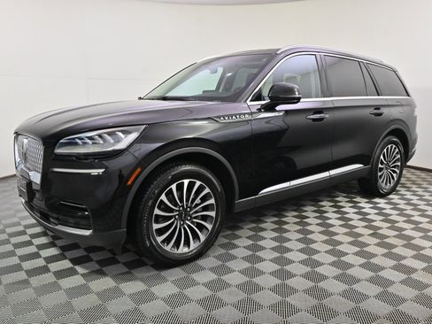 Used 2023 Lincoln Aviator Standard w/ Premium Package image 2