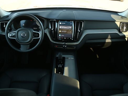 Used 2025 Volvo XC60 B5 Plus image 3