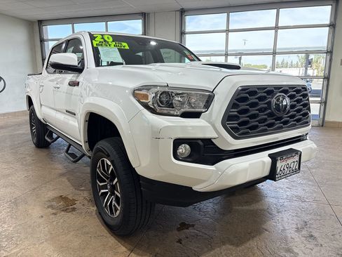 Used 2020 Toyota Tacoma TRD Sport w/ Technology Package RWD image 4