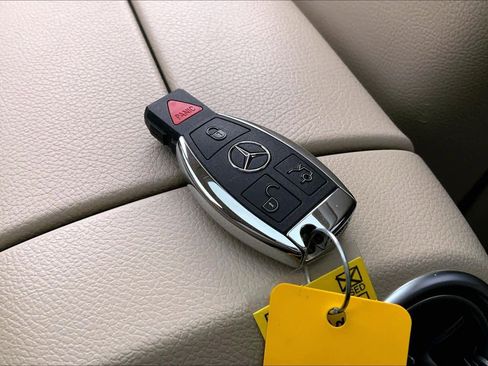 Used 2019 Mercedes-Benz GLC 350e 4MATIC w/ Premium Package image 14