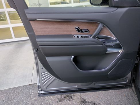 New 2026 Land Rover Range Rover SE image 9