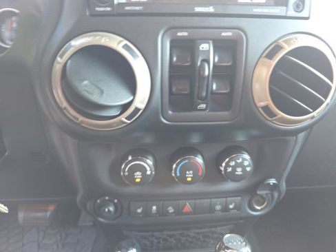 Used 2017 Jeep Wrangler Unlimited Sahara AWD/4WD image 14