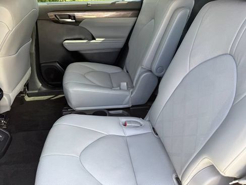 Used 2024 Toyota Highlander Platinum FWD image 32