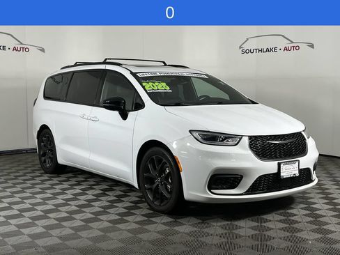 Used 2025 Chrysler Pacifica Limited FWD image 2