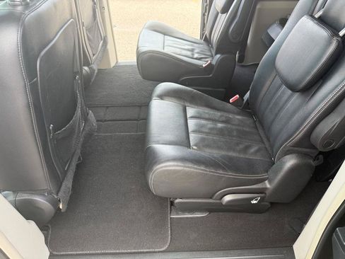 Used 2015 Chrysler Town & Country Touring FWD image 15