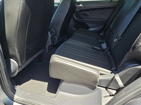 Used 2023 Volkswagen Tiguan SE w/ Panoramic Sunroof Package FWD image 18
