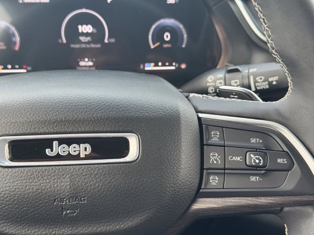 Used 2023 Jeep Grand Cherokee Limited w/ Black Appearance Package AWD/4WD image 26