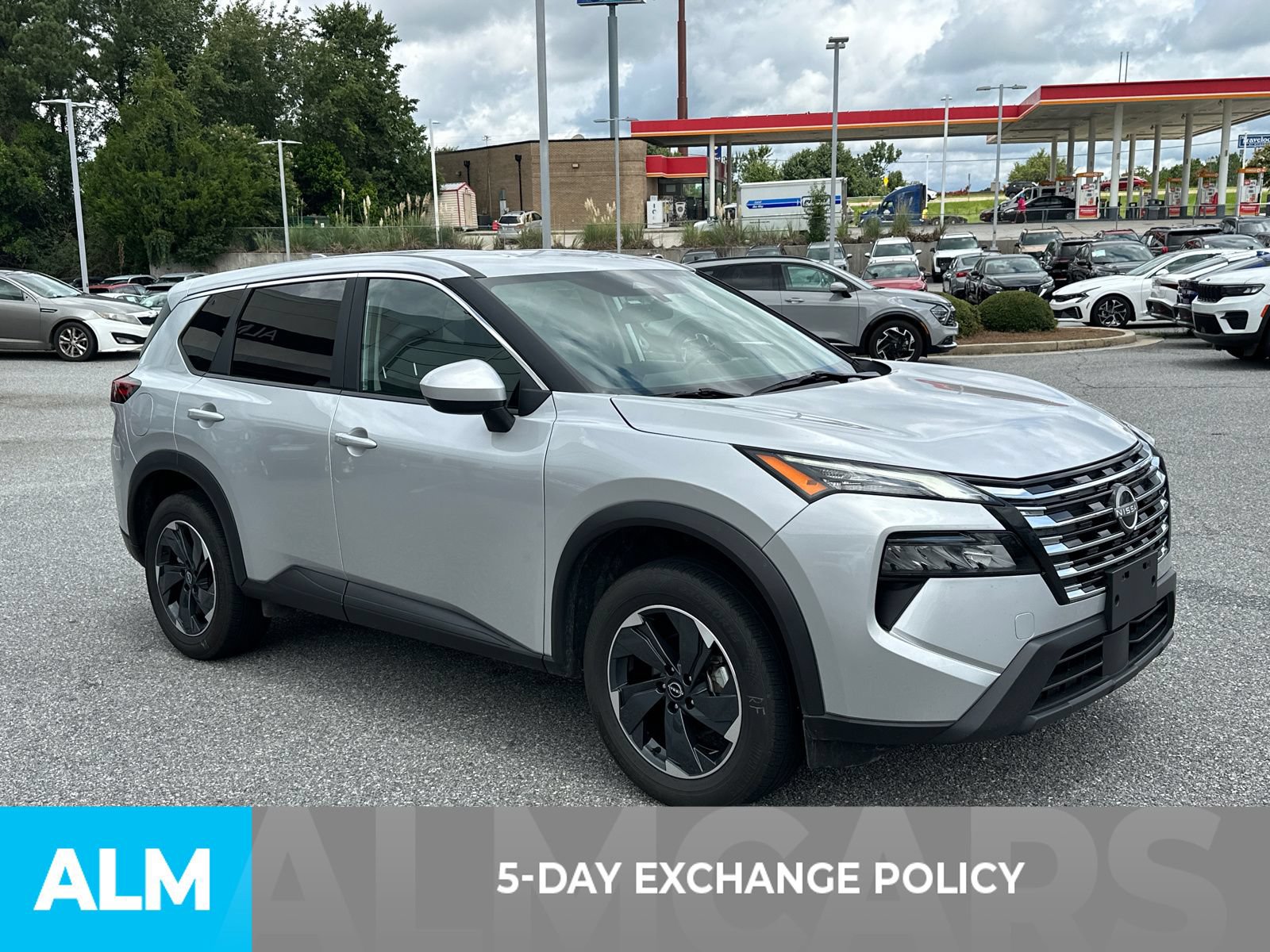Used 2024 Nissan Rogue SV AWD/4WD image 3