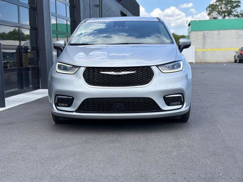 Used 2023 Chrysler Pacifica Touring-L FWD image 3