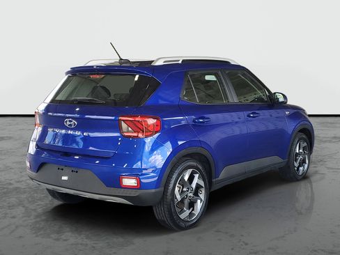 Used 2024 Hyundai Venue SEL FWD image 2