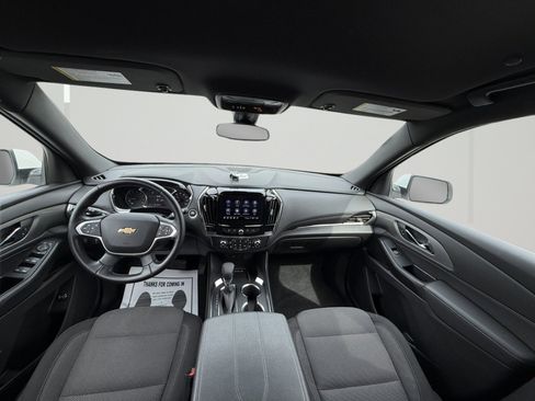 Used 2023 Chevrolet Traverse LT image 2