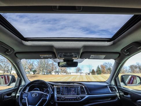 Used 2017 Toyota Highlander Limited image 6