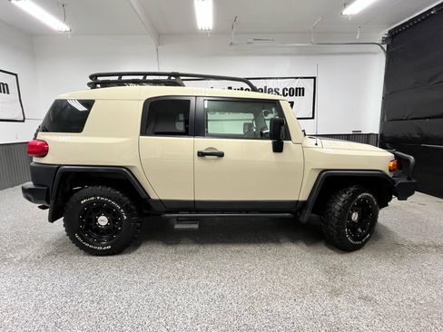 Used 2010 Toyota FJ Cruiser 4WD image 2