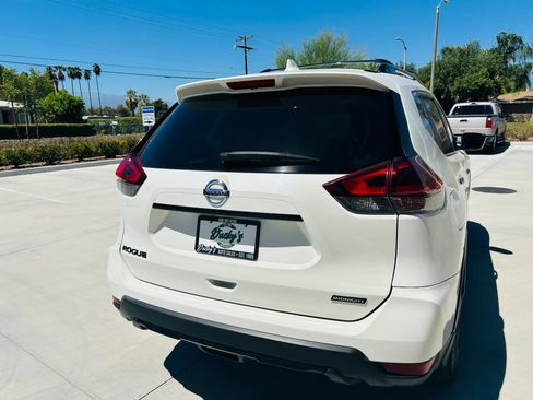 Used 2018 Nissan Rogue SV w/ Premium Package FWD image 39