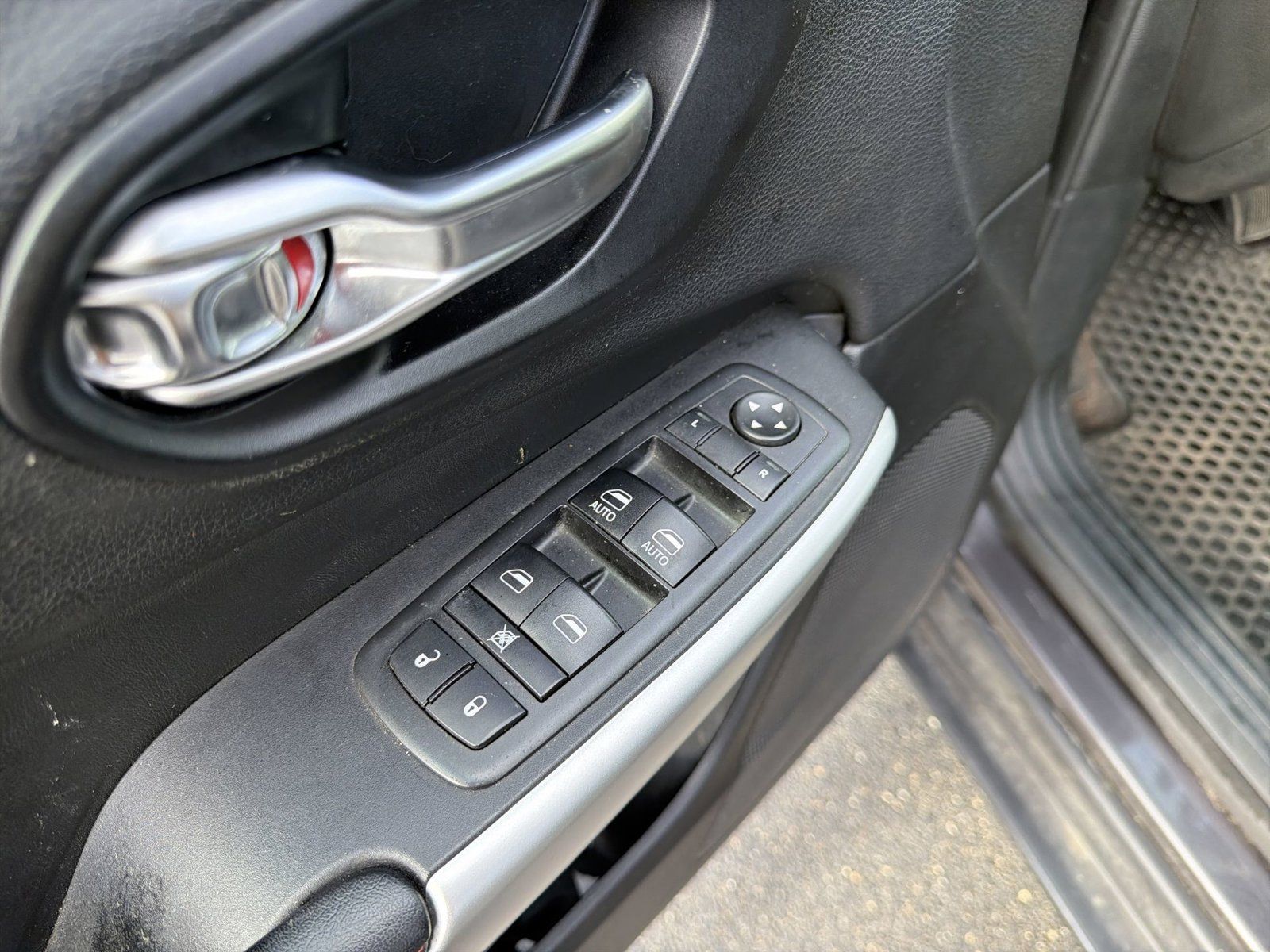 Used 2017 Jeep Cherokee Trailhawk w/ Comfort/Convenience Group AWD/4WD image 14