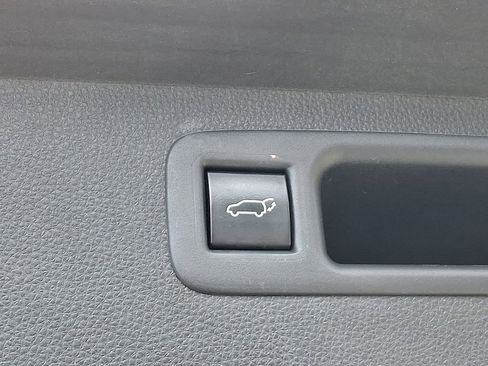 Used 2020 Toyota Highlander XLE image 32