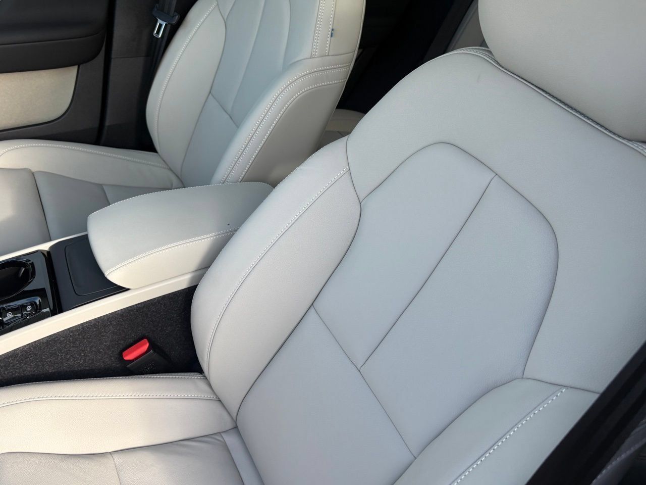New 2026 Volvo XC40 B5 Plus w/ Protection Package Premier AWD/4WD image 15