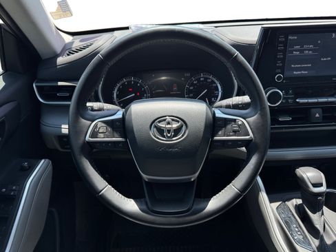 Used 2022 Toyota Highlander XLE FWD image 13
