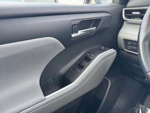 Used 2020 Toyota Highlander XLE image 35