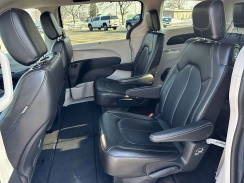 Certified 2023 Chrysler Pacifica Touring-L image 32