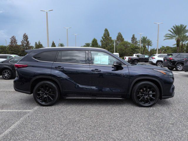 Used 2022 Toyota Highlander XLE FWD image 3