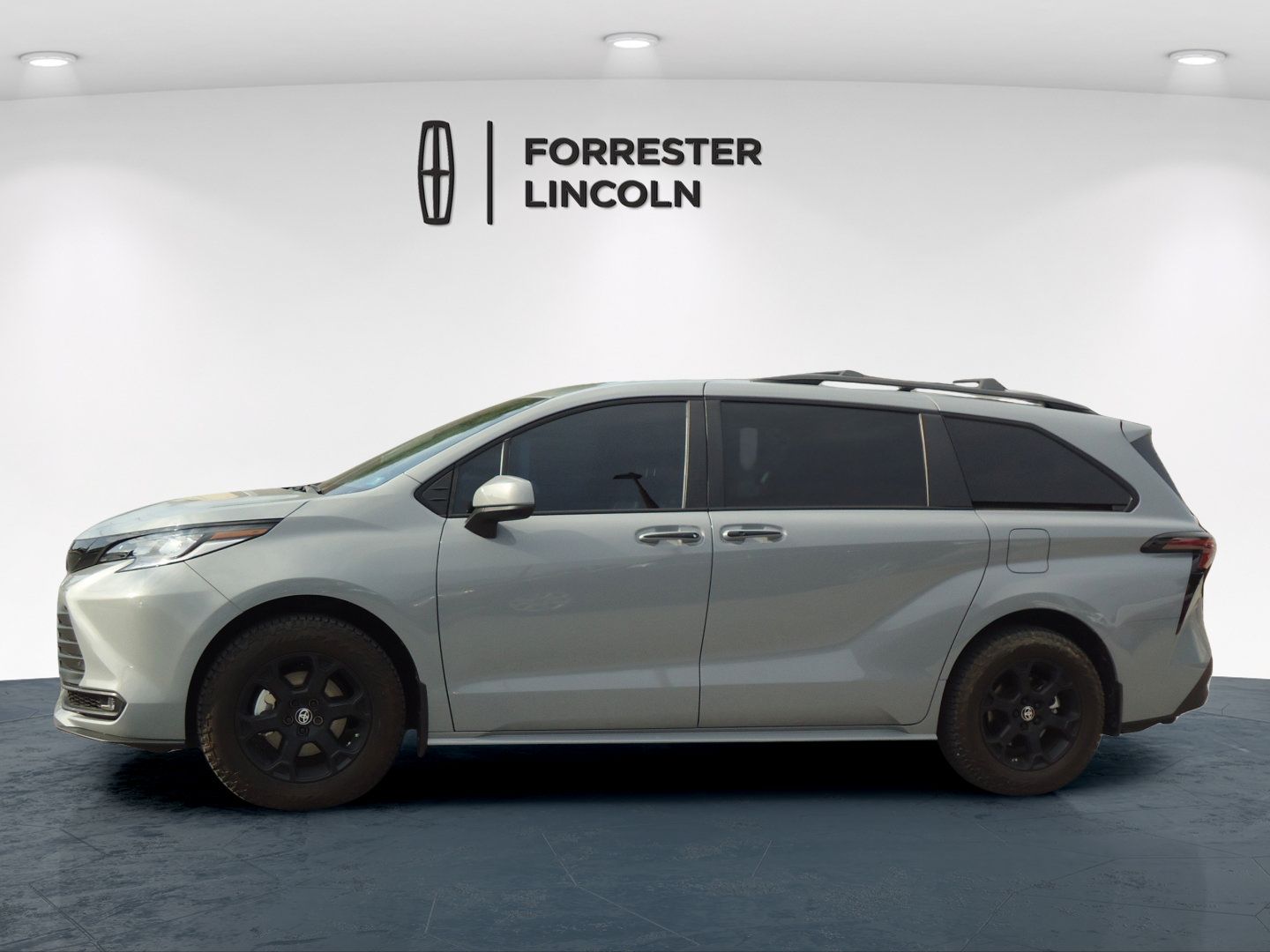 Used 2025 Toyota Sienna XLE Woodland Edition AWD/4WD image 6