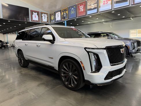 Used 2026 Cadillac Escalade ESV V image 3