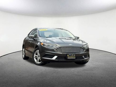 Used 2018 Ford Fusion SE image 2